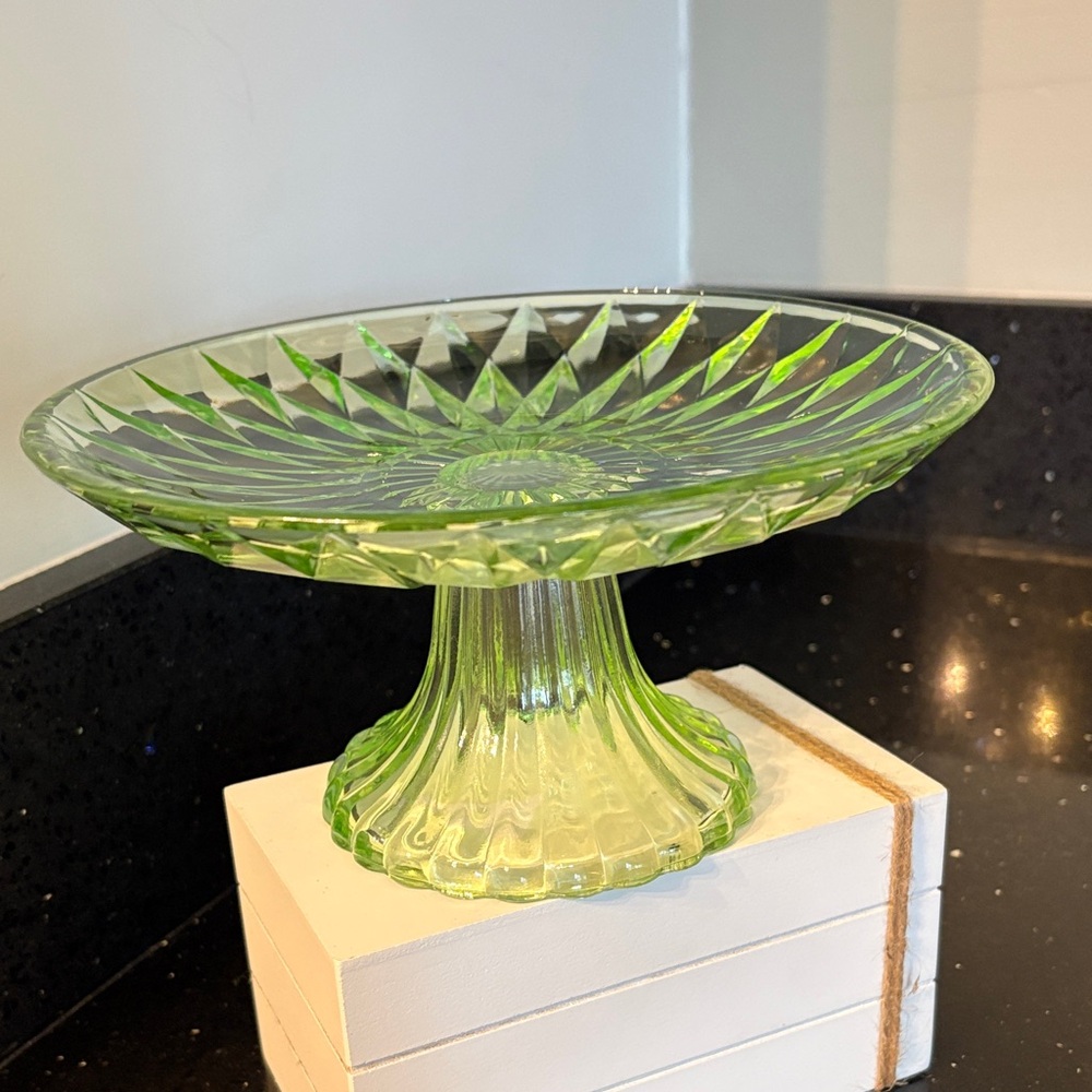 NWOT Green Glass Dessert Summer Easter Stand Riser Shabby Chic Cottagecore - Picture 4 of 11